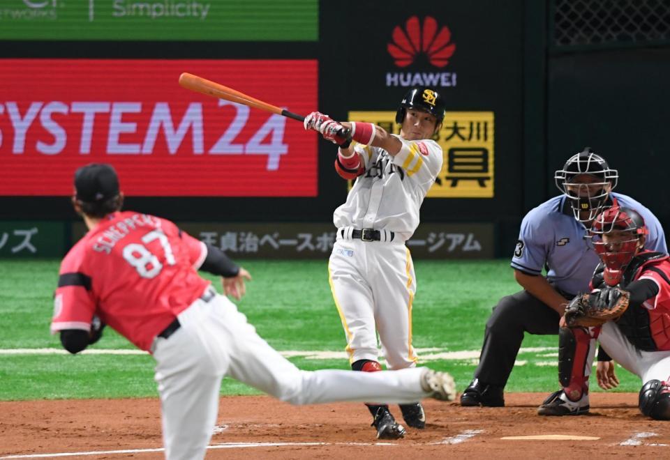 ６回１死満塁、右翼線に先制の２点二塁打を放つ明石