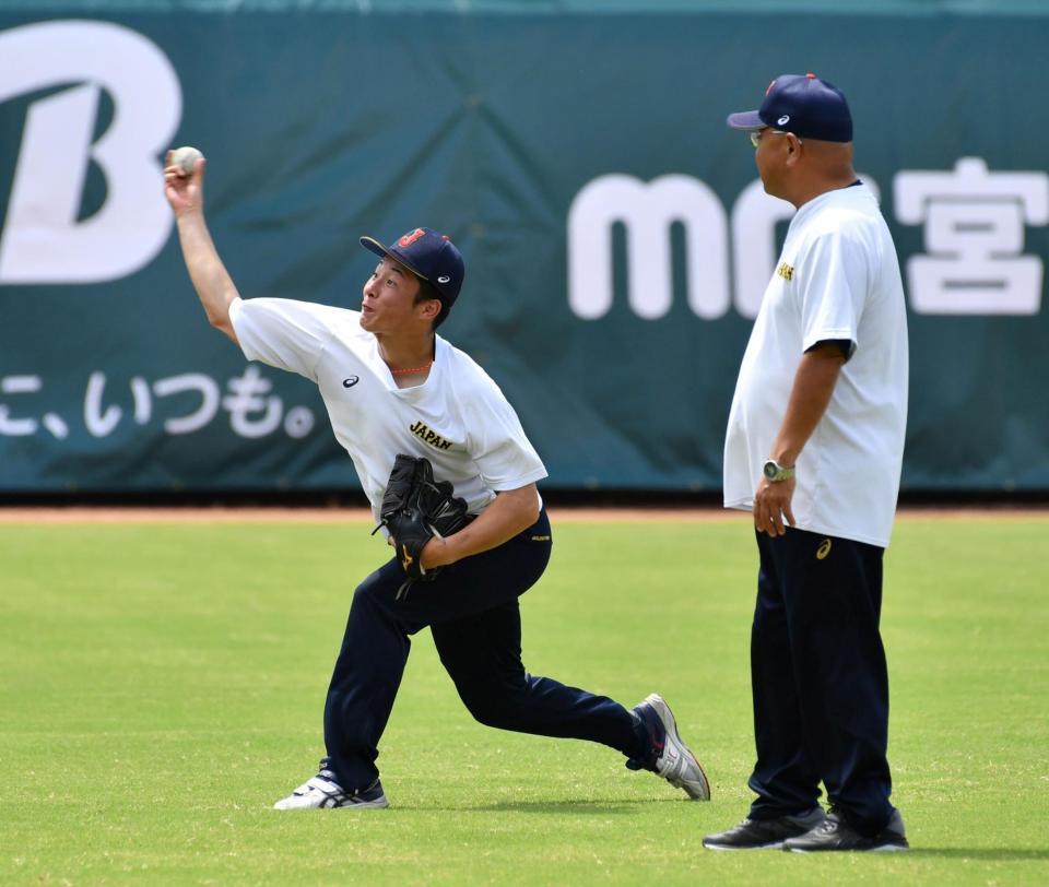 侍ジャパン高校代表・永田監督（右）の見つめる中、力の込もった投球をみせる吉田
