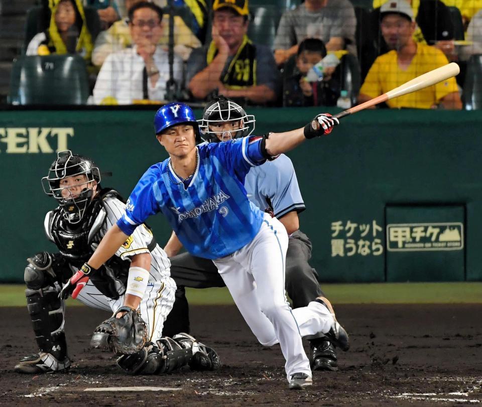 ２回、２点適時二塁打を放つＤｅＮＡ・大和＝甲子園（撮影・高部洋祐）