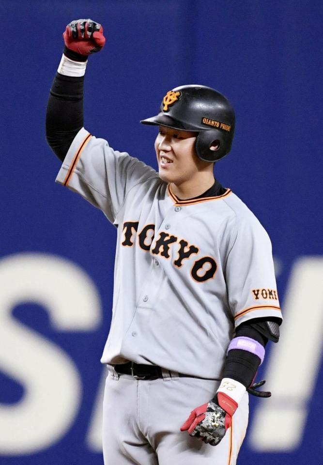 　９回、走者一掃の勝ち越し二塁打を放ち、塁上でガッツポーズする巨人・岡本＝ナゴヤドーム