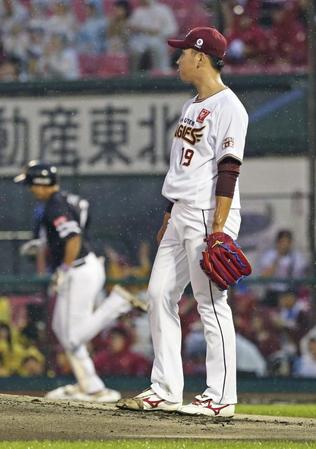 　１回、ソフトバンク・柳田（左）に先制３ランを浴びた楽天・藤平