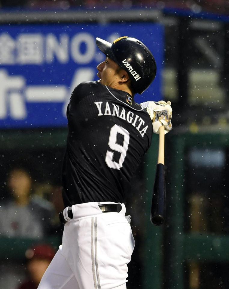 １回、先制の３１号３ランを放つ柳田