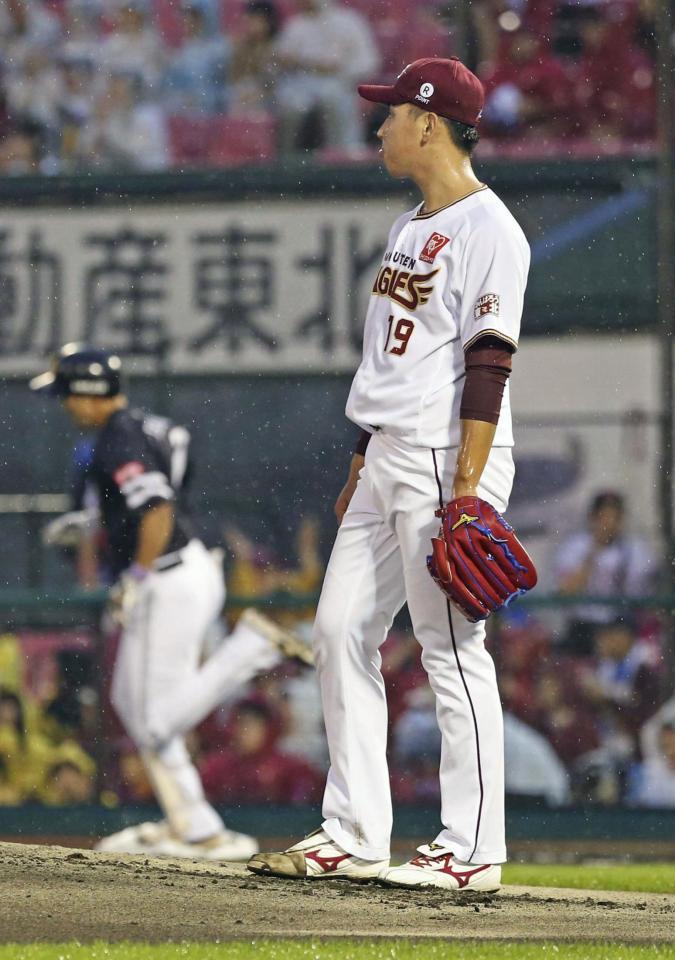 　１回、ソフトバンク・柳田（左）に先制３ランを浴びた楽天・藤平