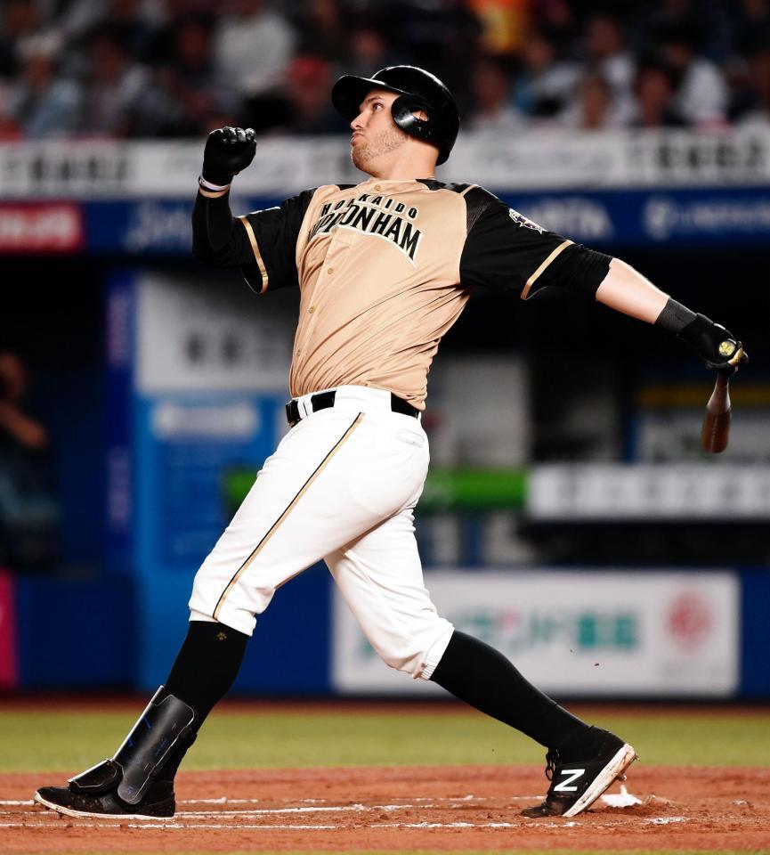 ６回日本ハム無死、左越えに勝ち越しソロを放つレアード＝ＺＯＺＯマリン（撮影・開出牧）