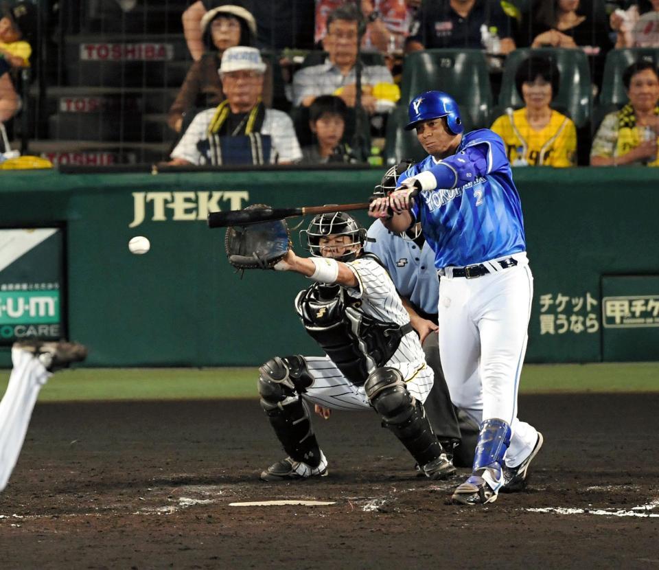 ３回ＤｅＮＡ１死満塁、ＤｅＮＡホセ・ロペスは右前に同点適時打を放つ（捕手　阪神・梅野隆太郎）＝甲子園（撮影・山口登）