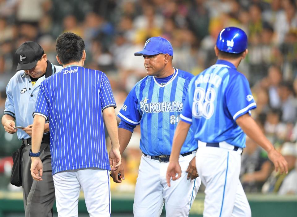 ６回の攻撃を終え、選手交代を告げるＤｅＮＡ　アレックス・ラミレス監督＝甲子園（撮影・北村雅宏）