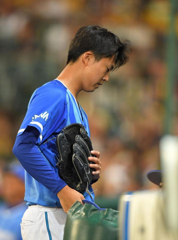 ５回途中、降板し、ベンチに引き揚げるＤｅＮＡ・京山将弥＝甲子園（撮影・北村雅宏）