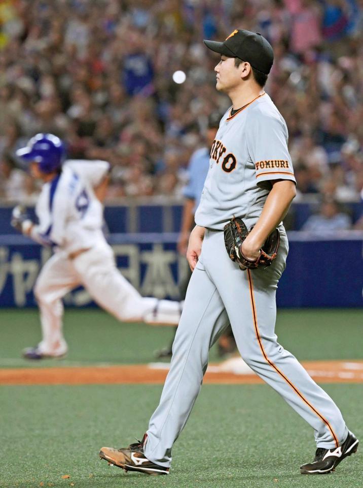 　７回、中日・福田（左奥）に同点二塁打を許した菅野