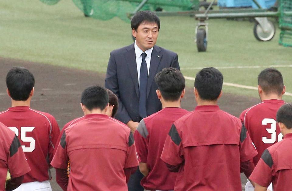 　選手らに就任のあいさつをする石井一久ＧＭ