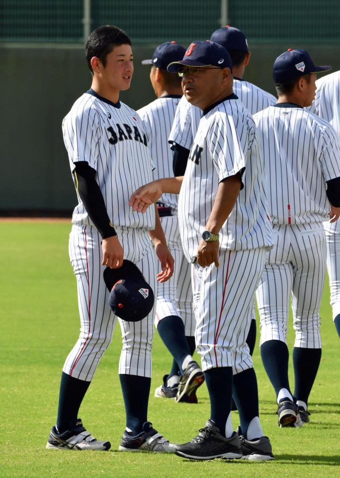 練習中に吉田（左）に声をかけるＵ１８日本代表・永田監督