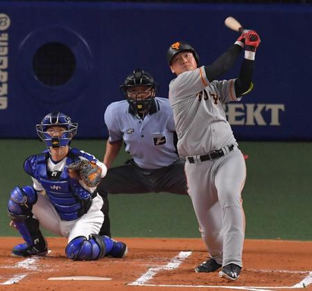 　１回、岡本が中越えに先制３ランを放つ