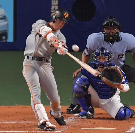 ２回、重信がプロ１号の右越えソロを放つ