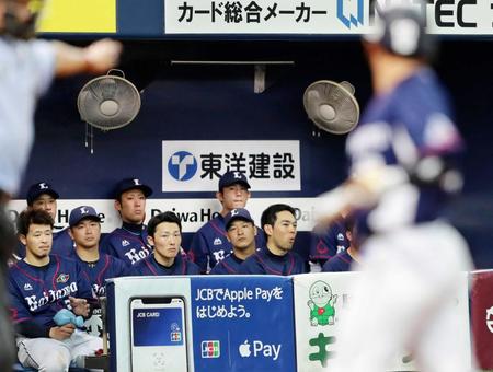 　オリックスに敗れ、厳しい表情の西武ナイン