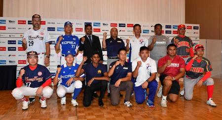 　記念写真に納まる中川（前列左から４人目）ら各チームの選手