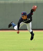 　右翼から力強い返球をみせる根尾（撮影・持木克友）