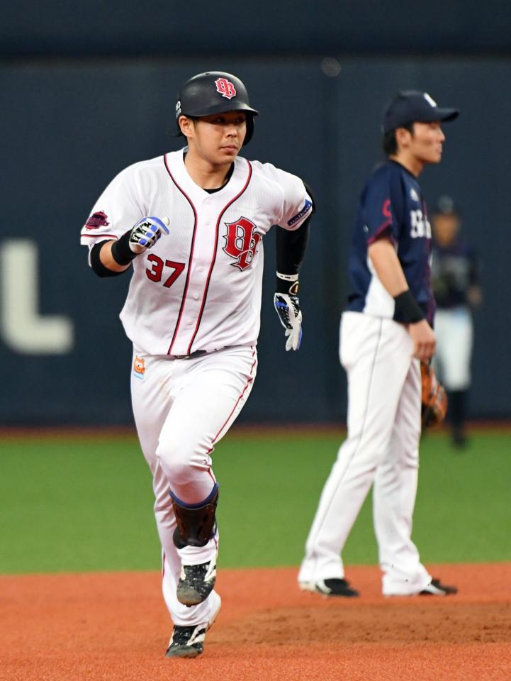 ４回、１号２ランを放ちダイヤモンドを回るオリックス・若月