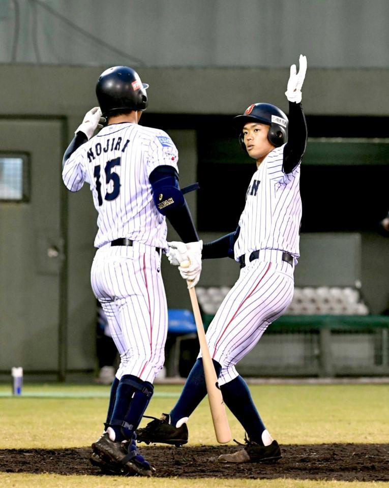 　２回、ソロを放ち野尻（左）に迎えられるＵ１８日本代表・根尾（撮影・持木克友）