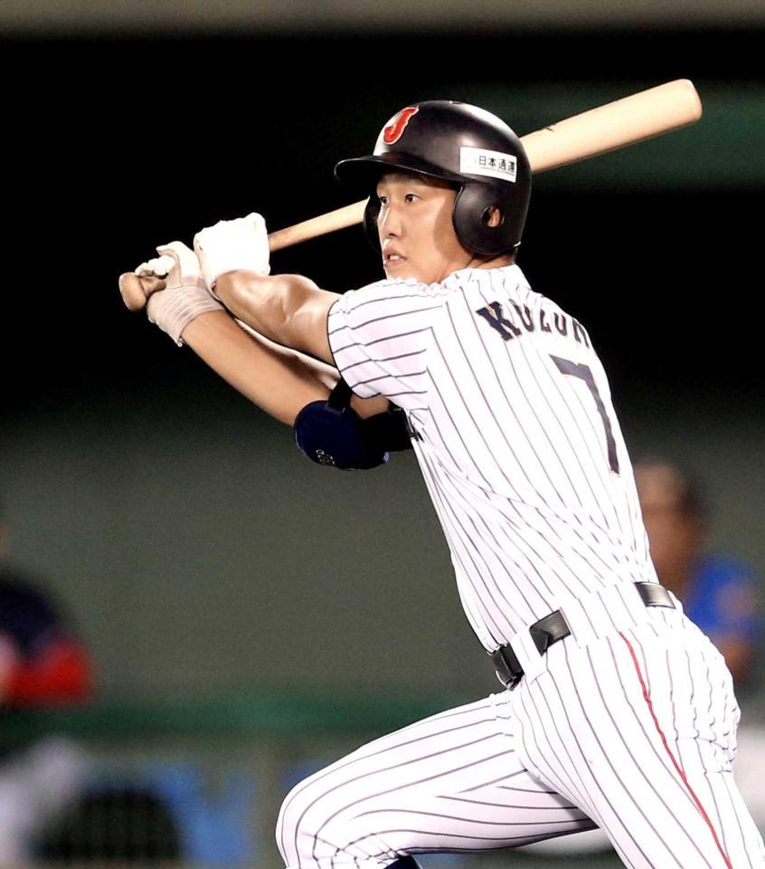 　２回、２点三塁打を放つ小園