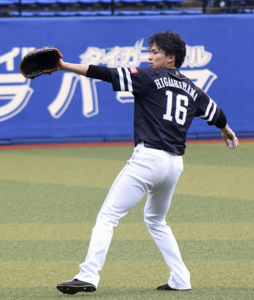 　練習でキャッチボールをするソフトバンク・東浜＝ＺＯＺＯマリン