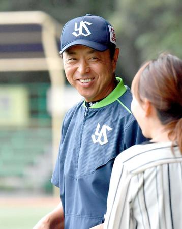 　来季続投が決まり、練習で笑顔を見せる小川監督