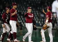 　１点差を守り切り、セーブを挙げた松井は笑顔でナインとハイタッチ（撮影・坂部計介）