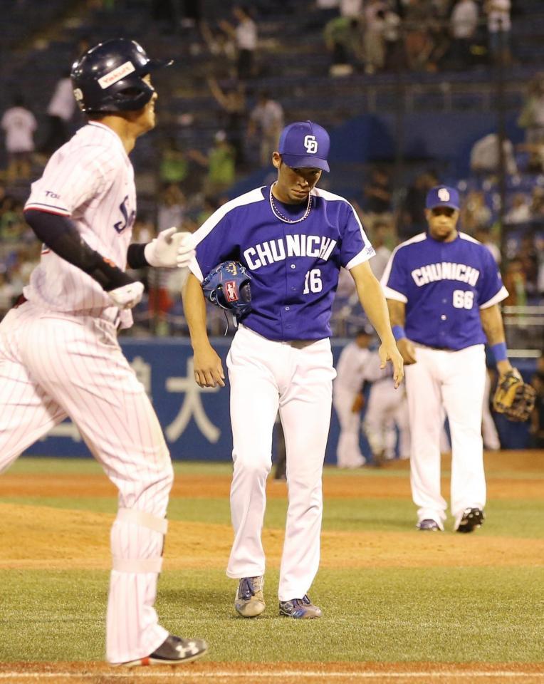 １１回、又吉が上田（左）にサヨナラ３ランを浴びる＝神宮