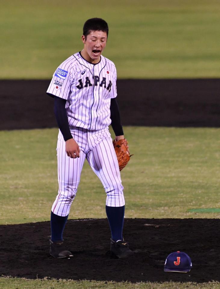 　３回、ソンヨンを三振に斬って吠えるＵ１８日本代表・吉田（撮影・持木克友）