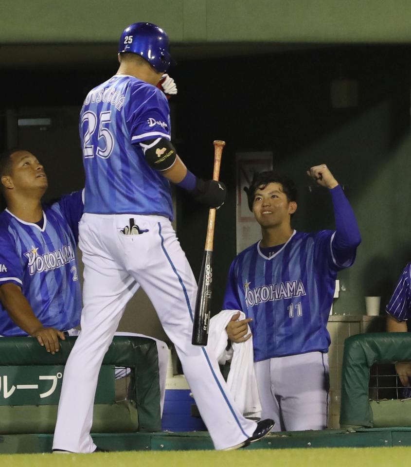 　４回、同点ソロを放った筒香（中央）は東（右）に迎えられる