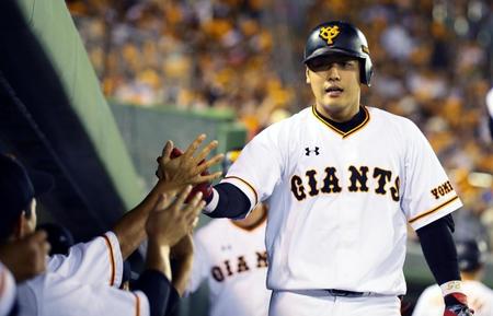 　３回、２ランを放った岡本はベンチでナインに迎えられる