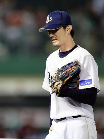 ９回、暴投で楽天に勝ち越しを許し、うつむきベンチに戻るオリックス・増井＝ほっともっと神戸