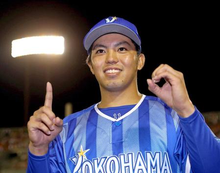 　１０勝目を挙げ、笑顔を見せる東