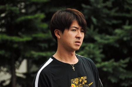 札幌市内の合宿所から外出する上沢