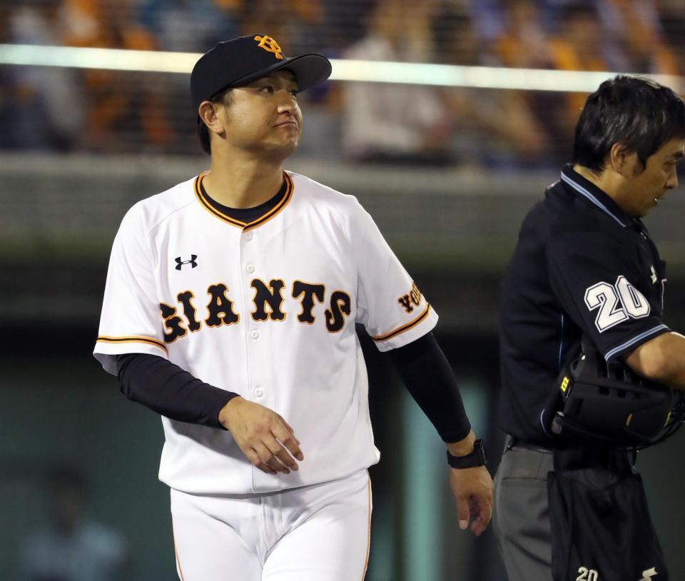 投手交代を球審に告げ、ベンチへ戻る巨人の高橋監督＝富山