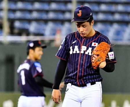 　４回、三塁適時内野安打でこの回２点目を奪われ、うつむくＵ１８日本代表・吉田（撮影・中田匡峻）