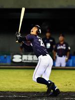 　９回、三邪飛に倒れるＵ１８日本代表・藤原（撮影・中田匡峻）