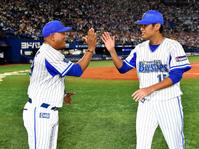 　笑顔で井納を迎えるラミレス監督（左）＝撮影・出月俊成