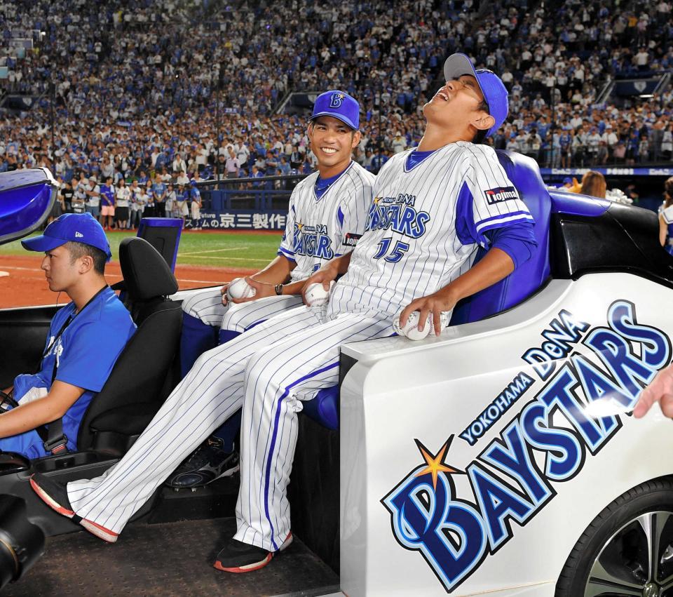 　試合後ファンの声援に応えながら、打球が直撃した足に「マジ痛え」と悲鳴を上げる井納。奥は桑原（撮影・出月俊成）