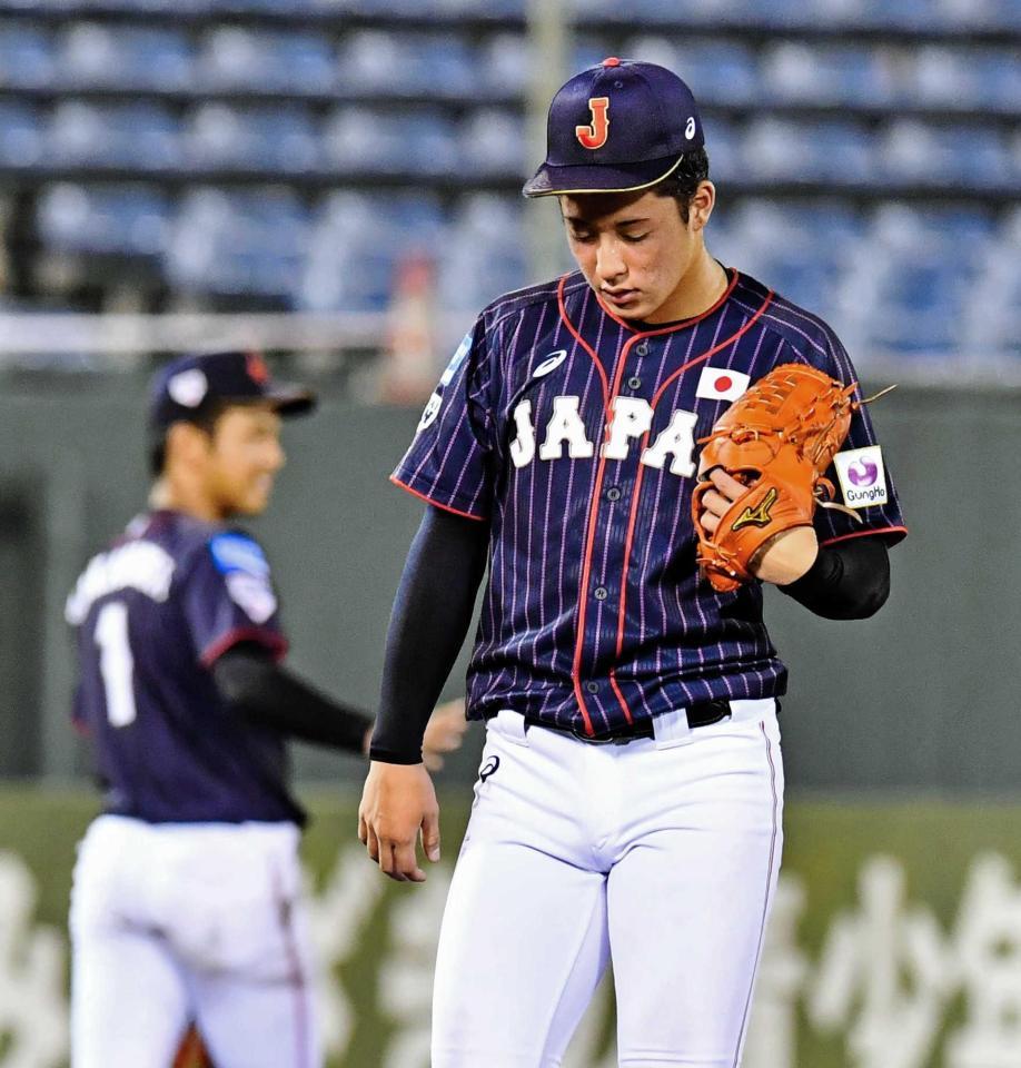 　４回、この回２点目を奪われうつむく吉田（撮影・中田匡峻）