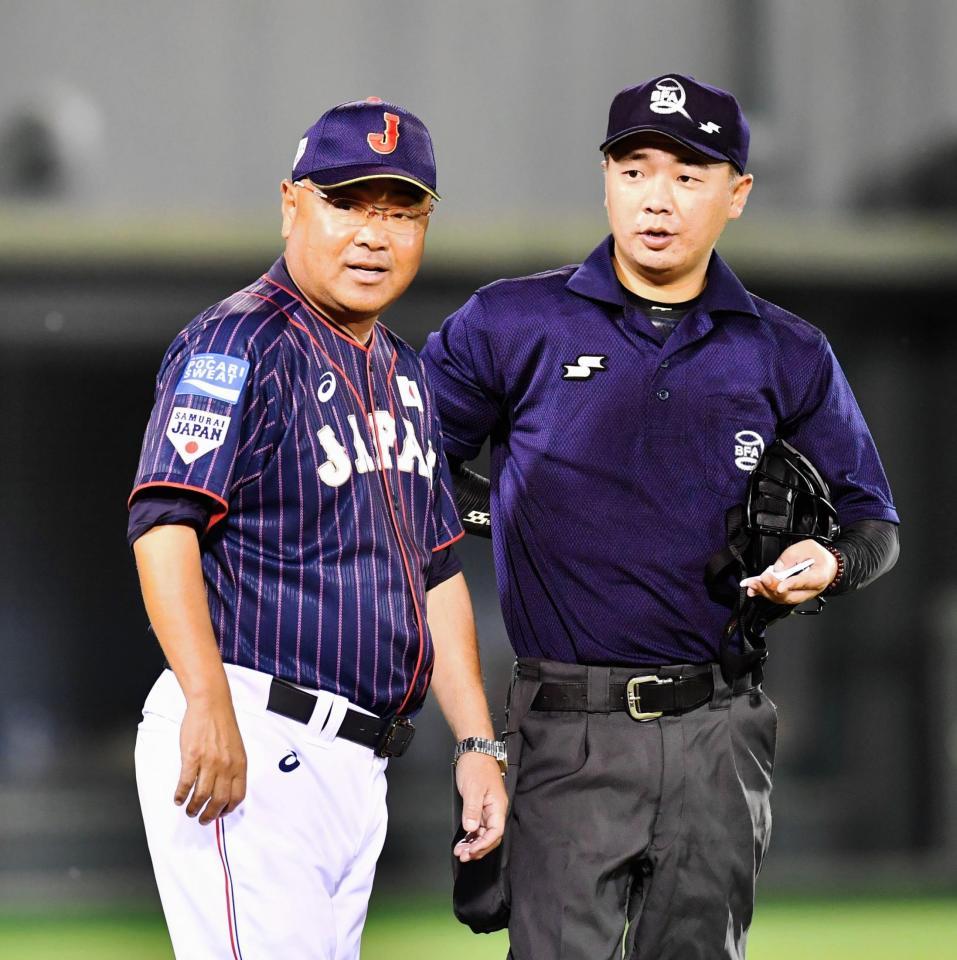 　４回、投手を柿木から吉田への交代を告げるＵ１８日本代表・永田監督（左）