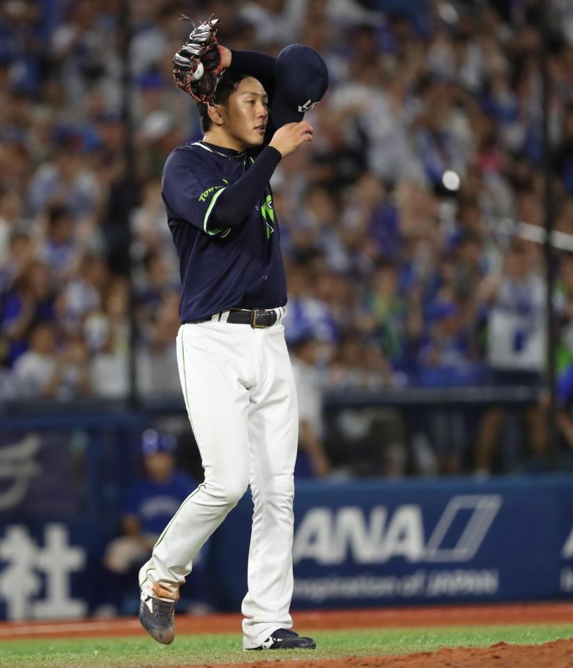 ７回、桑原に先制打を打たれたヤクルトの先発原は、マウンドで汗をぬぐう