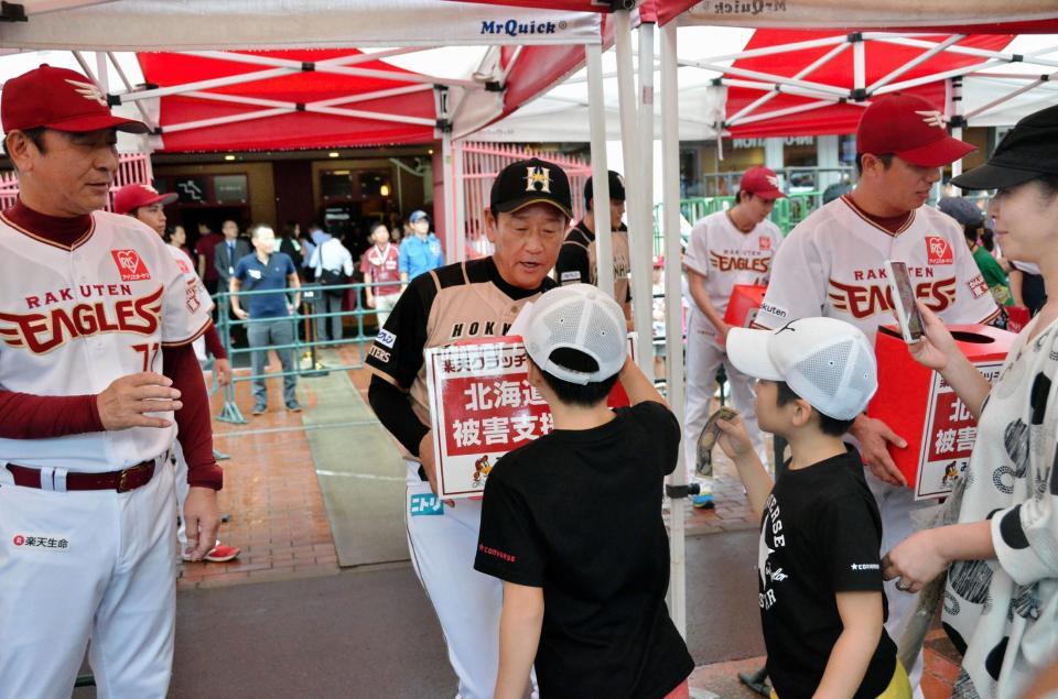 募金活動を行う日本ハム・栗山監督