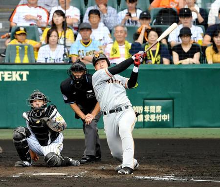 ５回、岡本は中越えに２ランを放つ　