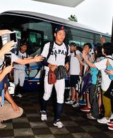 球場入りするＵ１８日本代表・根尾昂（大阪桐蔭）＝宮崎・木の花ドーム（撮影・中田匡峻）