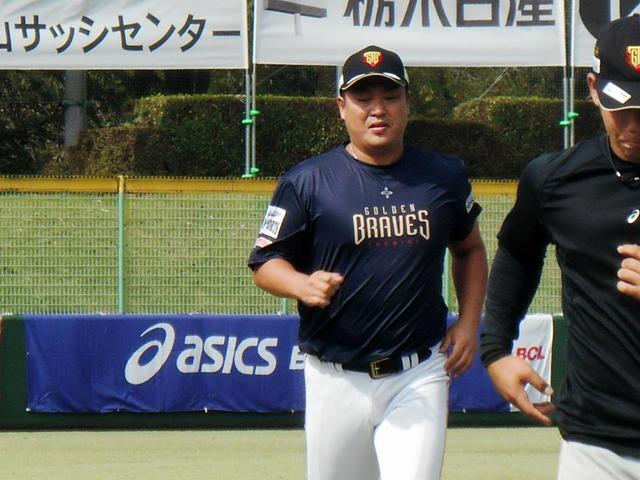 男・村田の“引退試合”　４番・三塁でスタメン出場　観客から大歓声