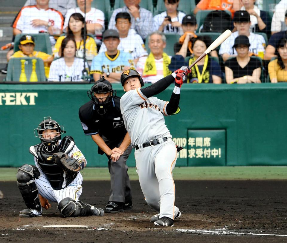５回、岡本は中越えに２ランを放つ　