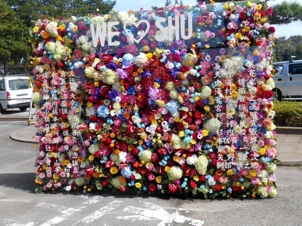 　ＢＣ村田の“引退試合”が行われる小山運動公園野球場入り口付近に巨人の選手名が記された花看板