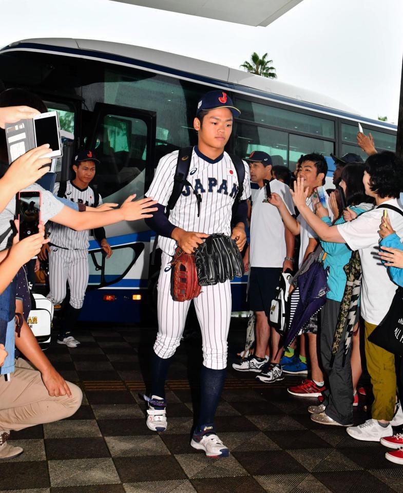 球場入りするＵ１８日本代表・根尾昂（大阪桐蔭）＝宮崎・木の花ドーム（撮影・中田匡峻）