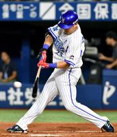 １回裏無死二、三塁、筒香が中前に勝ち越し打を放つ＝横浜スタジアム