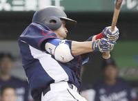 　５回、栗山が左越えに２点打を放つ＝メットライフドーム