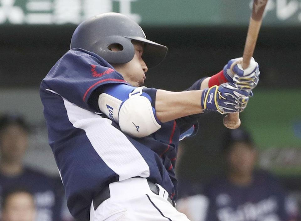 　５回、栗山が左越えに２点打を放つ＝メットライフドーム